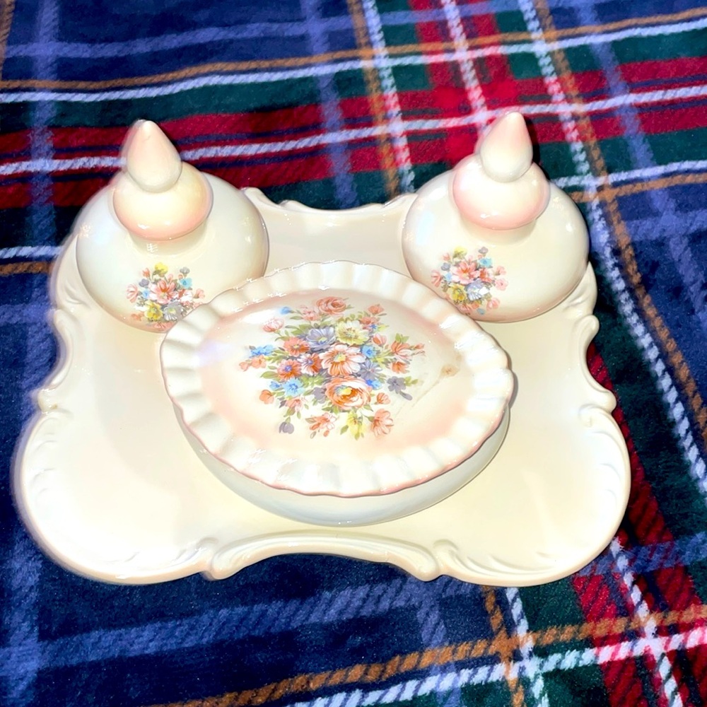 Beautiful 4 piece flower vanity tray 1983